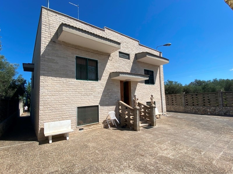 Appartamento in Vendita a Bari, zona Loseto, 155'000€, 300 m²