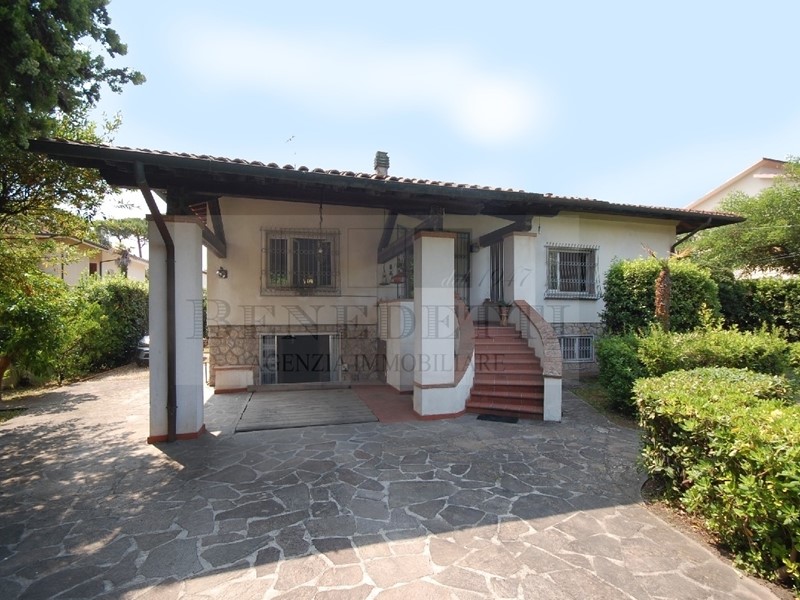 Villa in Vendita a Pietrasanta, zona Marina Di Pietrasanta, 330 m², con Box