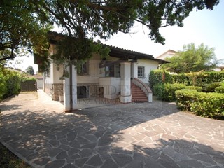 Villa in Vendita a Pietrasanta, zona Marina Di Pietrasanta, 330 m², con Box