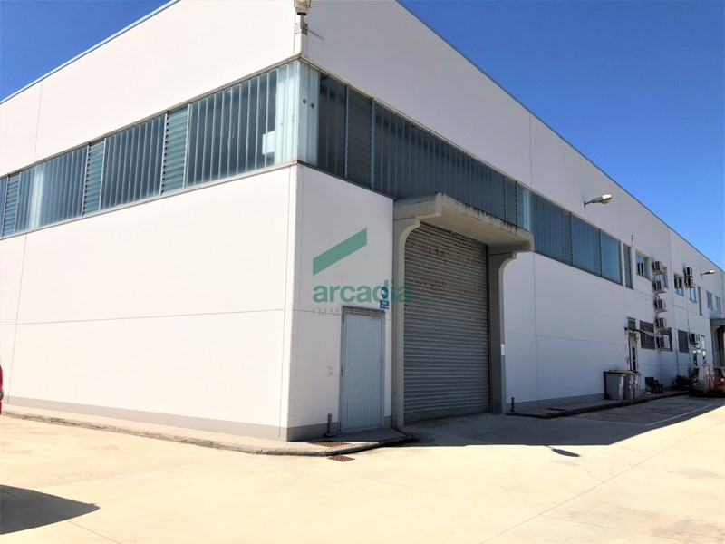 Capannone in Vendita a Modugno, zona Zona Industriale, 600'000€, 716 m²