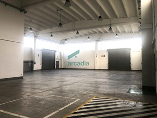 Capannone in Vendita a Modugno, zona Zona Industriale, 600'000€, 716 m²