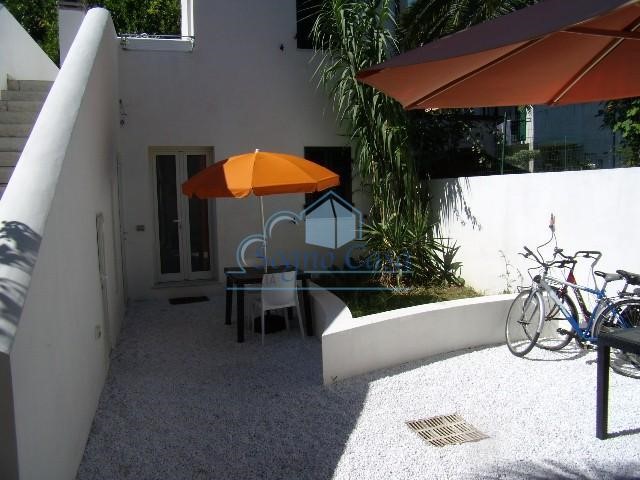 Casa Semi Indipendente in Vendita a Carrara, zona Marina di Carrara, 480'000€, 130 m², arredato