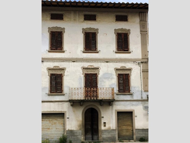 Appartamento in Vendita a San Miniato, zona Ponte a Egola, 180'000&euro;, 925 m²