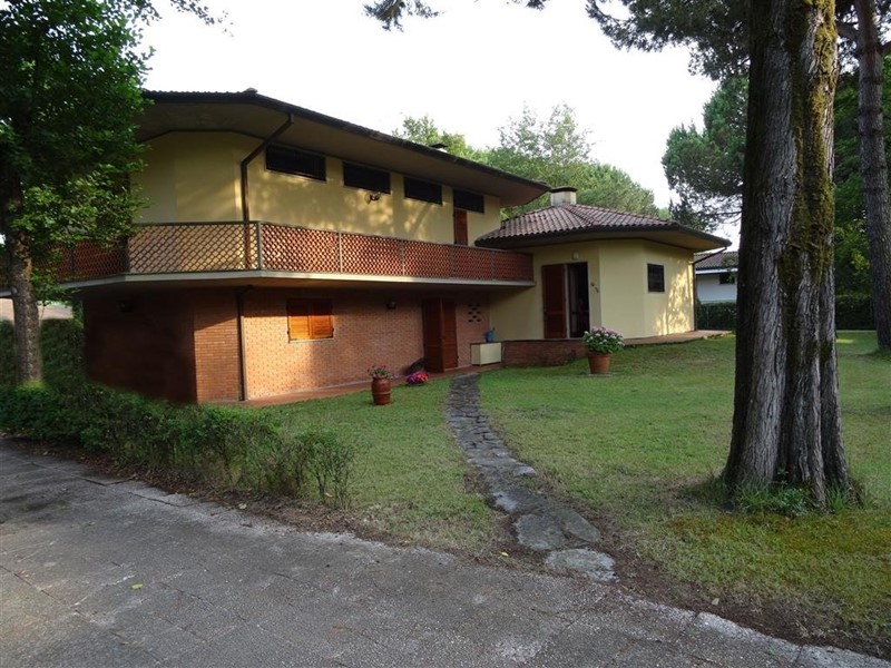 Villa in Vendita a Massa, zona Ronchi, 900'000€, 210 m², con Box