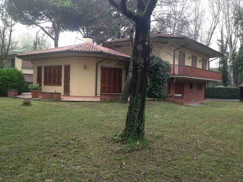 Villa in Vendita a Massa, zona Ronchi, 830'000€, 210 m², con Box