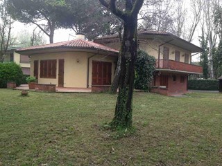 Villa in Vendita a Massa, zona Ronchi, 830'000€, 210 m², con Box