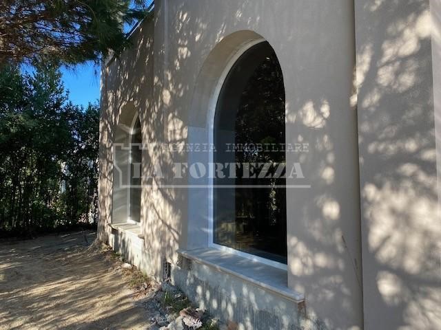 Villa in Vendita a Pisa, zona Tirrenia, 800'000€, 200 m², con Box