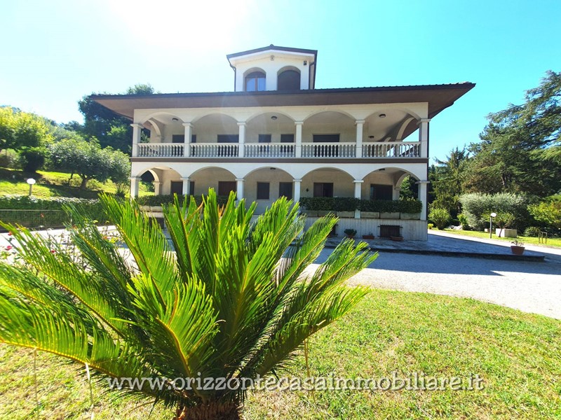 Villa in Vendita a Ascoli Piceno, zona Case di Coccia, 550'000€, 660 m²
