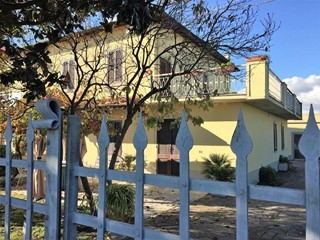 Casa Indipendente in Vendita a Castelfranco di Sotto, 99'000€, 180 m², con Box