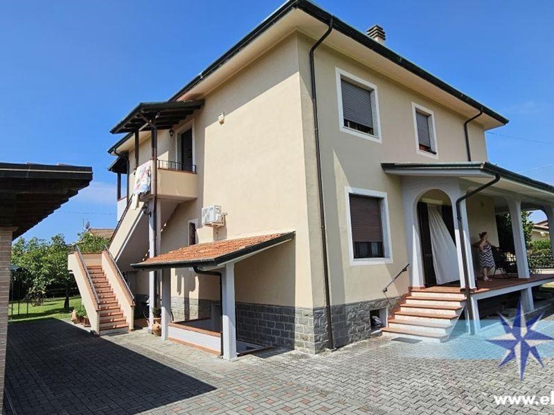 Villa in Vendita a Massa, zona Ricortola, 800'000€, 250 m², arredato