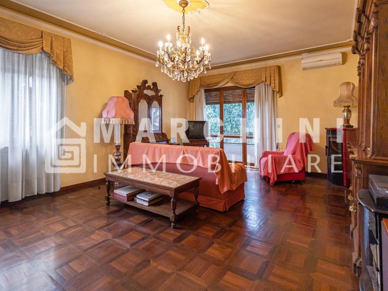 Appartamento in Vendita a Lucca, zona San Marco, 367'000€, 340 m², arredato, con Box