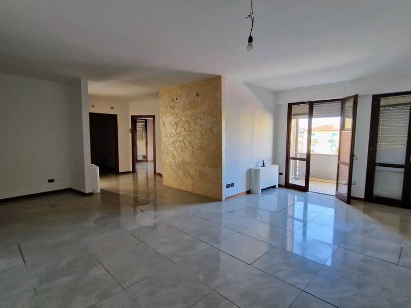 Ufficio in Affitto a Santa Croce sull'Arno, 900€, 120 m²