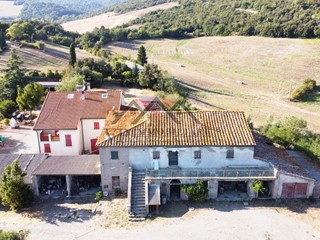 Casale in Vendita a Montecatini Val di Cecina, zona Ponteginori, 220'000€, 435 m², con Box