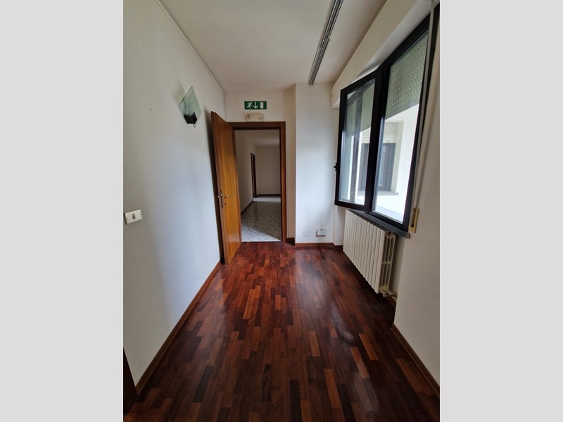 Ufficio in Vendita a Lucca, zona Arancio, 260'000€, 150 m²