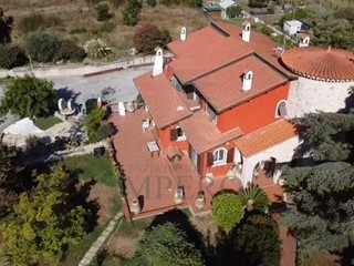 Casa Indipendente in Vendita a Ventimiglia, zona Porra, 680 m², con Box