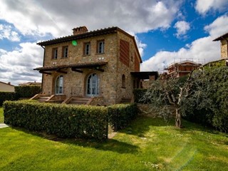 Villa in Vendita a Chianni, 390'000€, 97 m², con Box