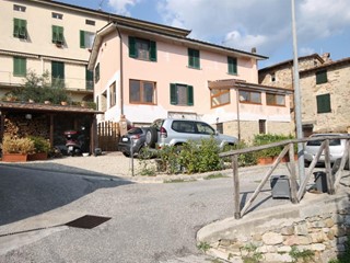 Villa in Vendita a Lucca, zona Aquilea, 295'000€, 200 m²