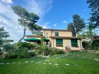 Villa in Vendita a Livorno, zona Montenero, 1'150'000&euro;, 434 m², con Box