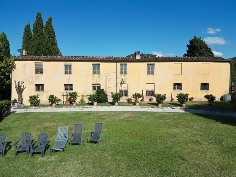 Casale in Vendita a Lucca, zona Nord, 690'000€, 370 m²