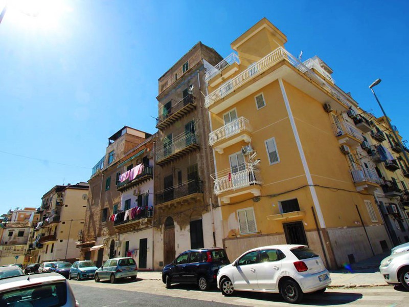 Appartamento in Vendita a Palermo, zona Fiera, 75'000€, 100 m²