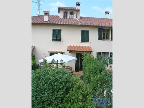 Casale in Vendita a Vinci, zona Sovigliana, 445'000€, 160 m², con Box