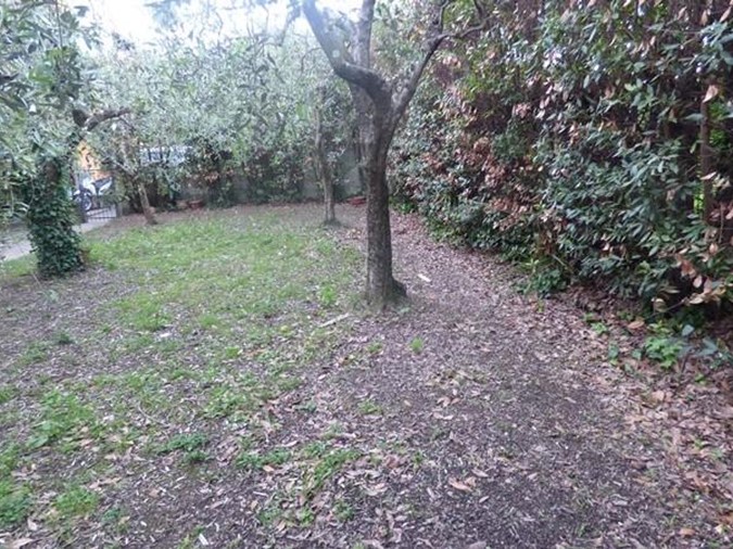 Villa in Vendita a Lucca, zona San Lorenzo di Moriano, 370'000€, 280 m², con Box