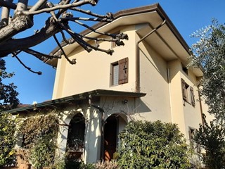 Villa bifamiliare in Vendita a Montignoso, zona Cervaiolo, 520'000€, 220 m², con Box