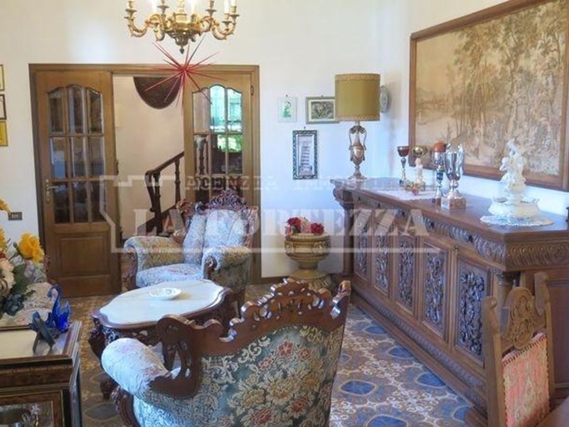 Villa in Vendita a Pisa, 429'000€, 334 m²
