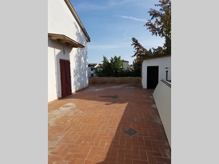 Casa Indipendente in Vendita a Empoli, zona Santa Maria a Ripa, 370'000€, 200 m², con Box