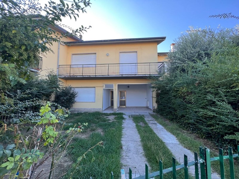 Villetta a schiera in Vendita a Lucca, zona Tempagnano di Lunata, 275'000€, 130 m², con Box
