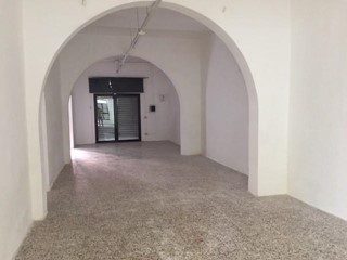 Immobile commerciale in Affitto a Pontedera, 1'500€, 200 m²