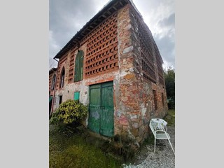 Casale in Vendita a Capannori, zona Pieve San Paolo, 119'000€, 320 m²