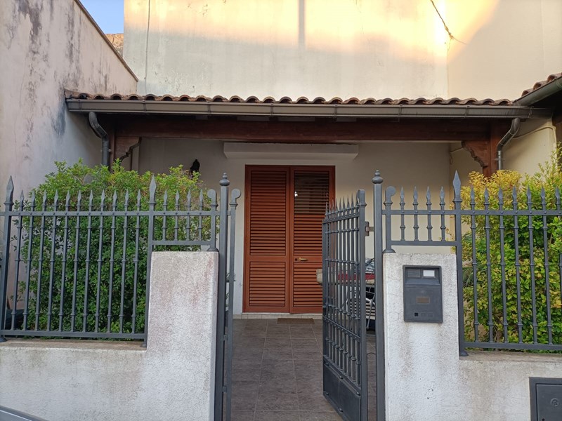Casa Indipendente in Vendita a Surano, zona Centro/Borgo antico, 100'000€, 95 m²