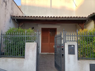 Casa Indipendente in Vendita a Surano, zona Centro/Borgo antico, 100'000€, 95 m²