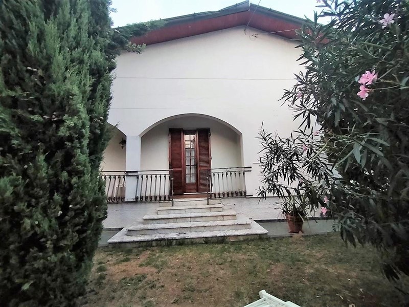 Casa Indipendente in Vendita a Massa, zona Turano, 550'000€, 200 m², con Box