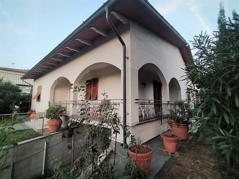 Casa Indipendente in Vendita a Massa, zona Turano, 550'000€, 200 m², con Box