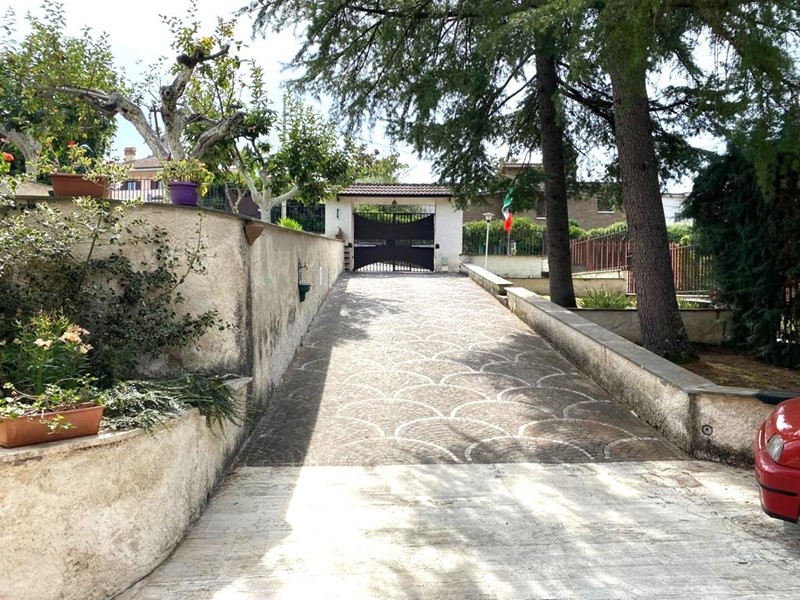 Casa Indipendente in Vendita a San Polo dei Cavalieri, zona Santa Balbina, 320'000€, 260 m²