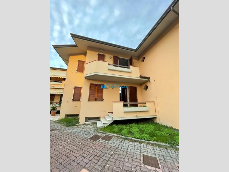 Casa Semi Indipendente in Vendita a Massa, zona Marina di Massa, 315'000€, 120 m², arredato