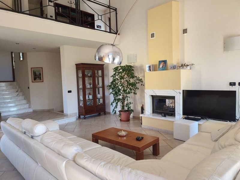 Casa Indipendente in Vendita a Luni, 790'000€, 300 m², arredato, con Box