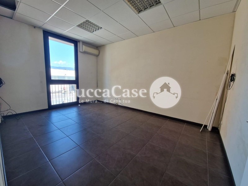 Ufficio in Affitto a Lucca, zona Arancio, 750€, 85 m²