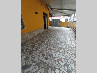 Immobile commerciale in Vendita a Carrara, zona Fossone, 168'000€, 78 m²