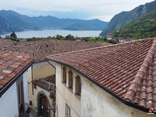 Casa Semi Indipendente in Vendita a Solto Collina, 155'000€, 328 m²