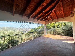 Casa Indipendente in Vendita a Imperia, 450'000€, 290 m², con Box