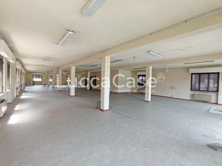 Immobile commerciale in Affitto a Capannori, zona Lunata, 3'000€, 300 m²