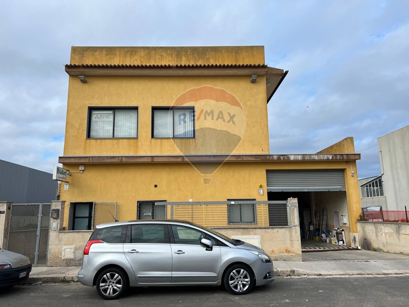 Capannone in Vendita a Ragusa, zona Cupoletti, 275'000€, 900 m²