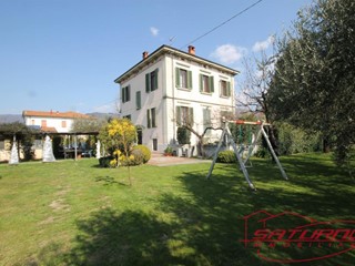 Villa in Vendita a Capannori, zona Marlia, 850'000€, 330 m², con Box