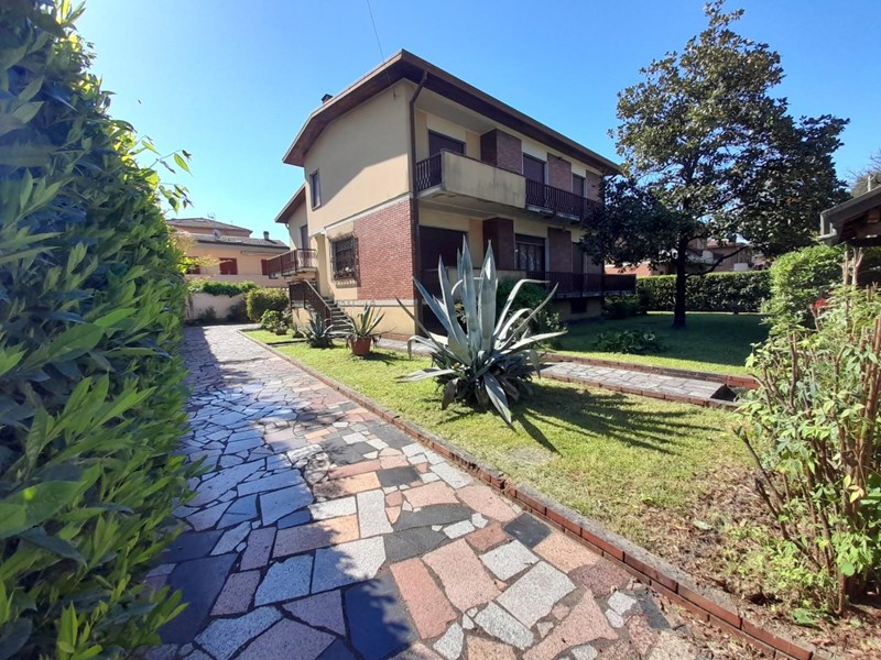 Villa in Vendita a Carrara, zona Sant'Antonio, 500'000€, 360 m², arredato, con Box