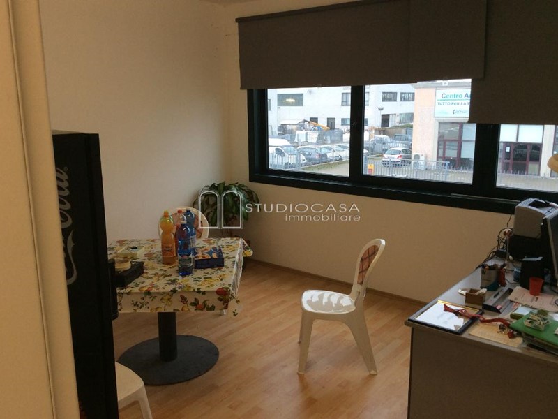 Immobile commerciale in Vendita a Cascina, zona Navacchio, 160'000€, 200 m²