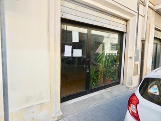 Negozio in Affitto a Pontedera, 600€, 68 m²