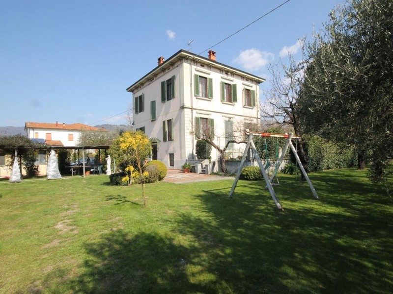 Villa in Vendita a Capannori, zona Marlia, 850'000€, 330 m², con Box